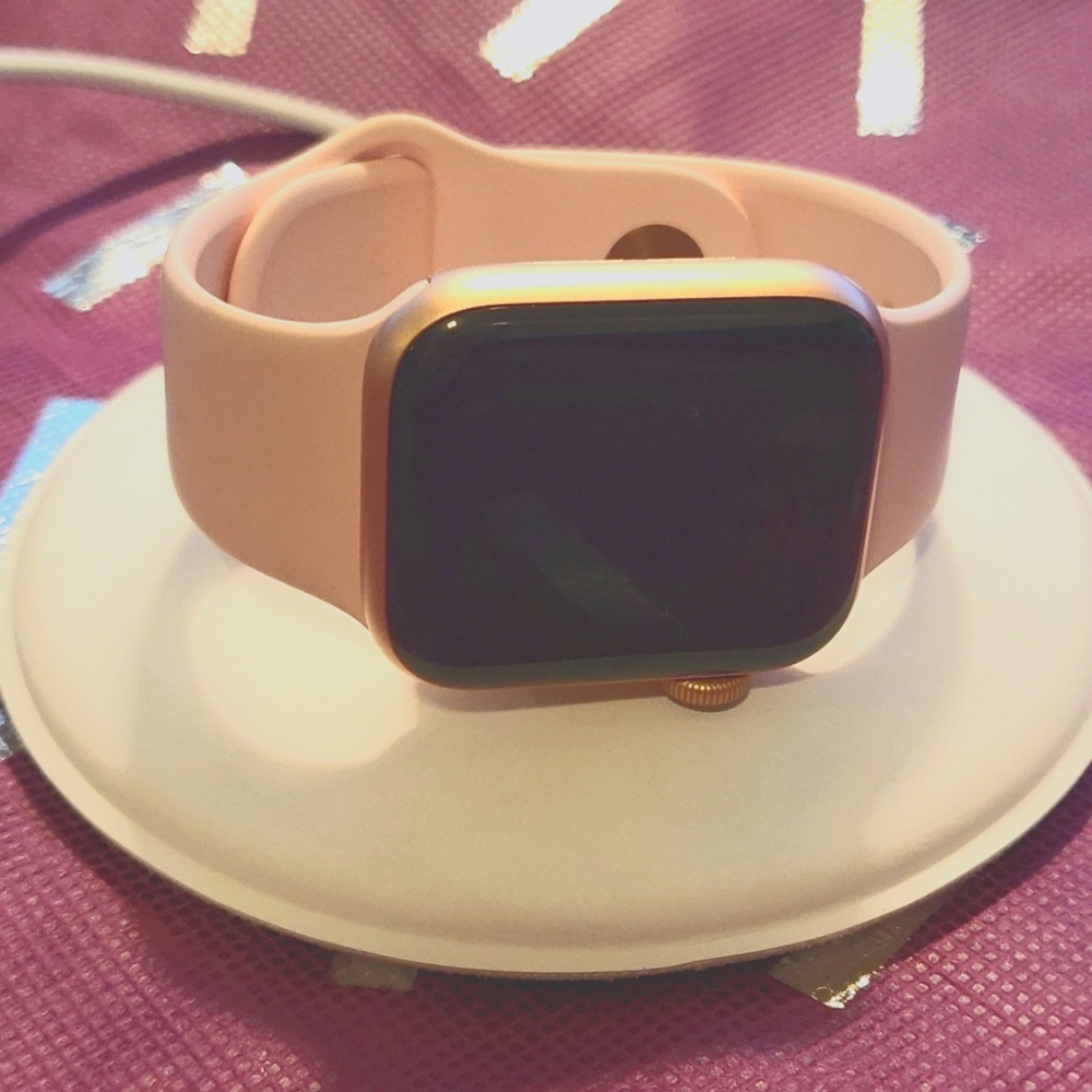Rose Gold Apple series 4 watch with GPS + Cellular - 40mm